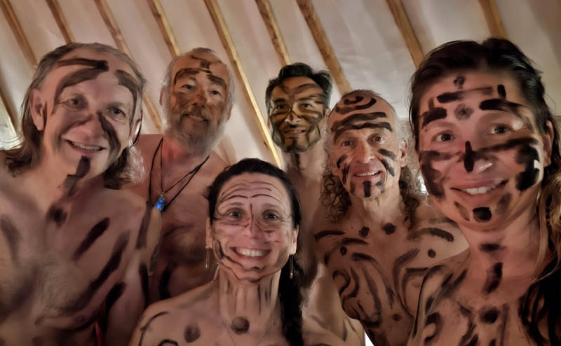 Groupe de participants au stage chamanique La Quête de la Panthère Noire – peintures corporelles et sourires dans la yourte