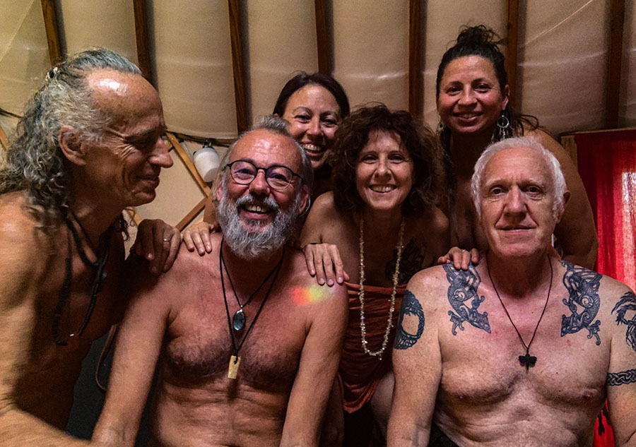 Groupe de participants lors du stage Corps Sonore Oasis Natcham – Moment de connexion, joie et partage en yourte