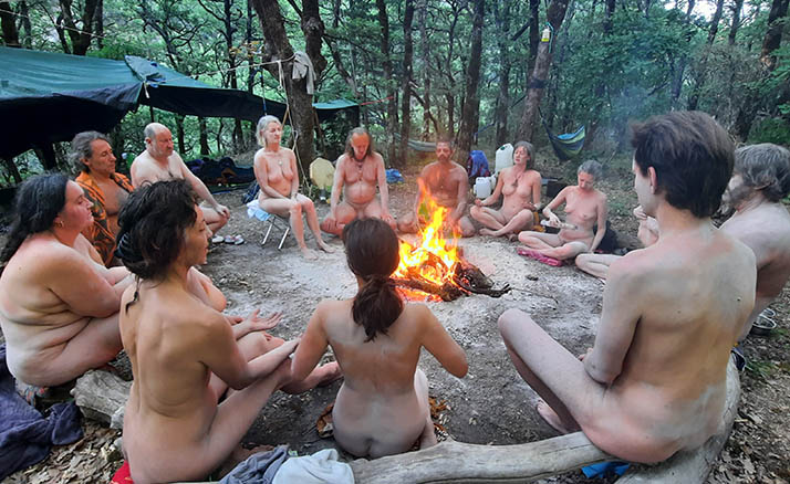 cercle de participants autour du feu bivouac natcham