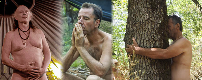 Pratique de nudité consciente et chamanisme en nature : trois hommes nus lors d’ateliers thérapeutiques Oasis Natcham – méditation, connexion à soi et embrassement d’un arbre.