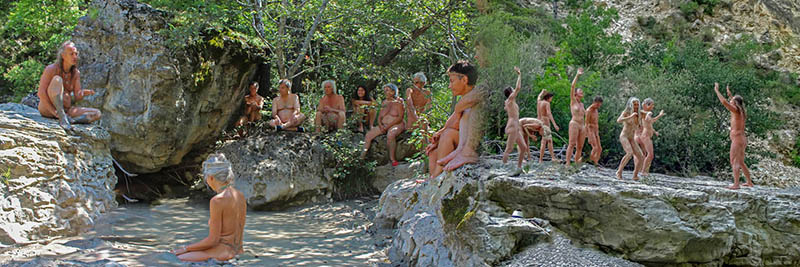 Bain d’argile naturiste en rivière lors d’un rituel chamanique en nature