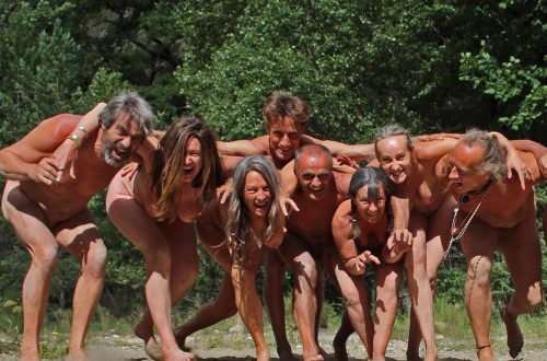 Groupe de participants joyeux et dynamiques lors d’un bivouac natcham Oasis Natcham – Moment de connexion, jeu et liberté en nature sauvage