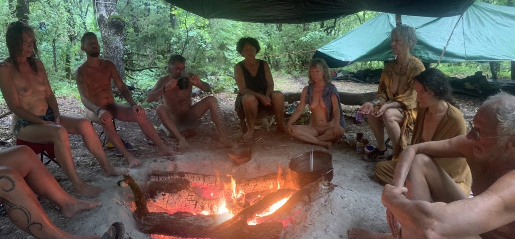 groupe réuni autour du feu au campement chamanique